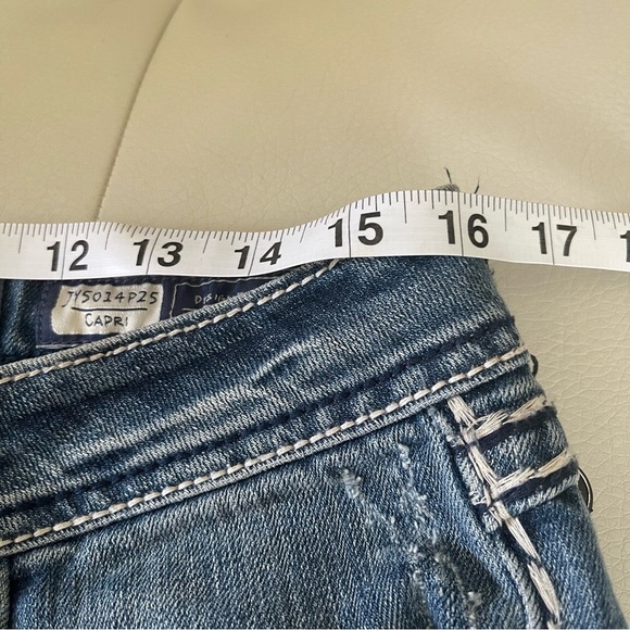 Miss Me Capri Jeans Womens 31 Mid Rise Embellished flap Pockets Faded Distressed - Picture 10 of 14